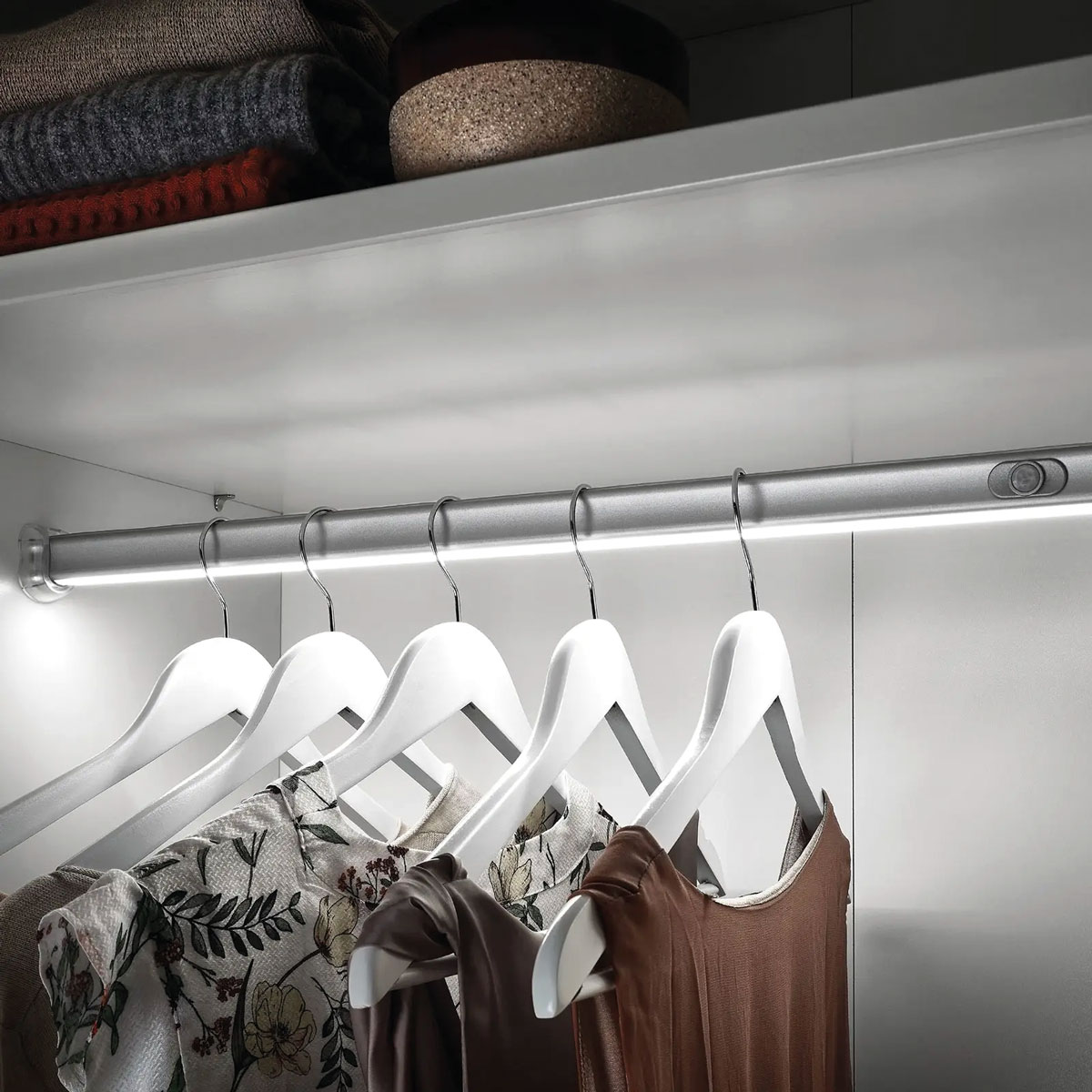 WARDROBE - Barra colgador iluminada con activación por movimiento a 24V.
